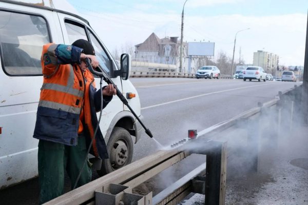 В Астрахани начали генеральную уборку дорог и мостов