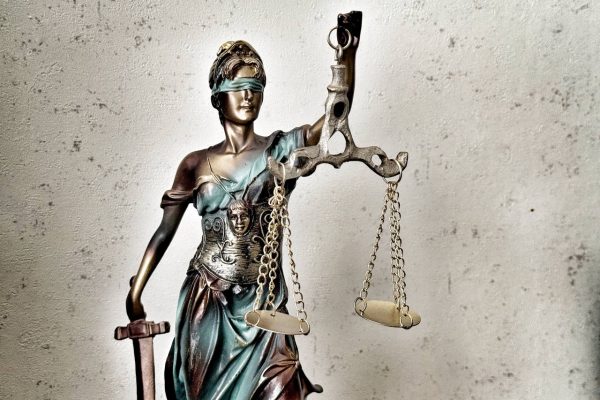 В Астраханской области двух бывших полицейских отправили в колонию за избиение мужчины