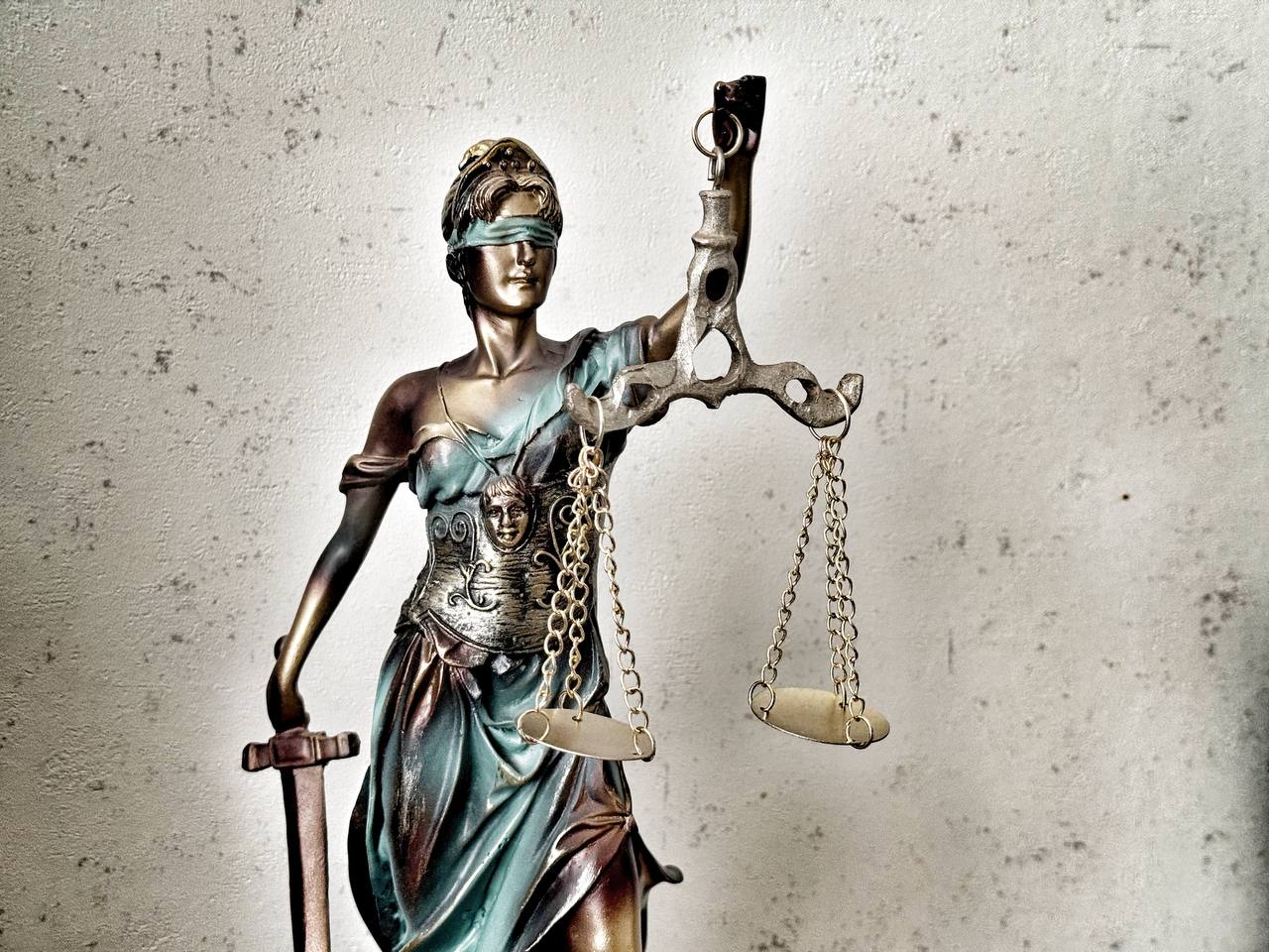 В Астраханской области двух бывших полицейских отправили в колонию за избиение мужчины