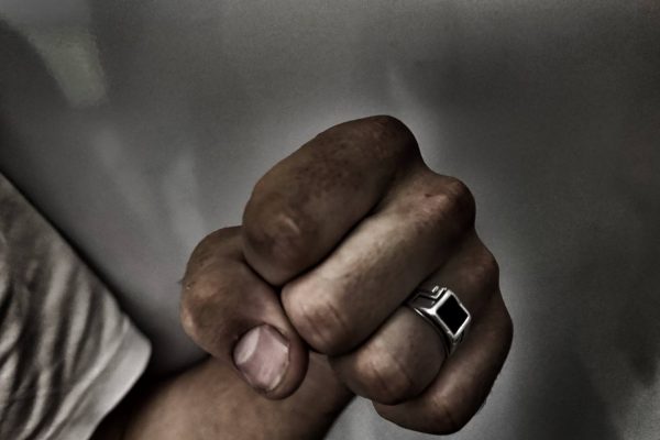 В Астрахани несовершеннолетний напал на ребенка и отобрал деньги