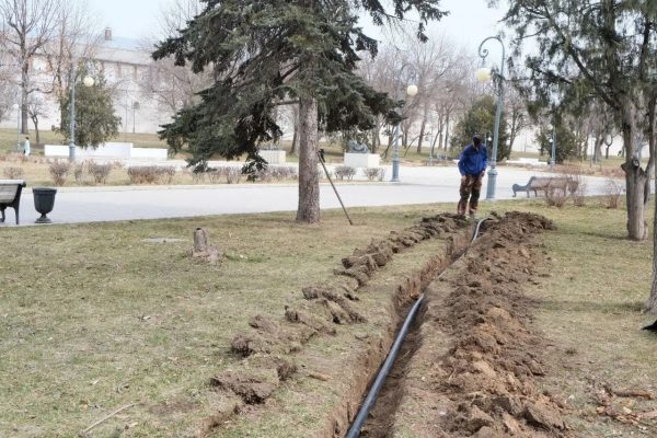 В Астрахани обновляют системы полива в скверах и на набережных
