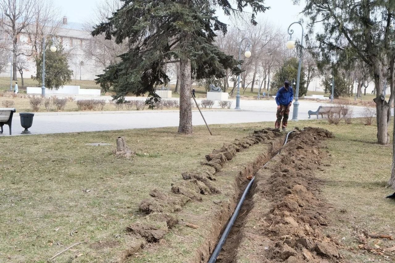 В Астрахани обновляют системы полива в скверах и на набережных