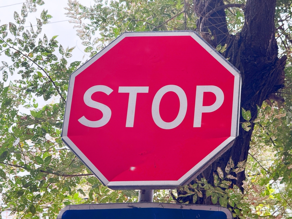 В Астрахани на всю ночь ограничат проезд через важный ж/д переезд