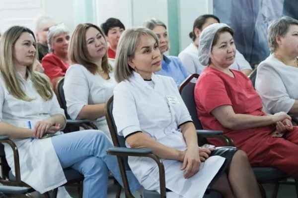 В Астрахани женщин-медиков в военном госпитале поздравили с 8 Марта