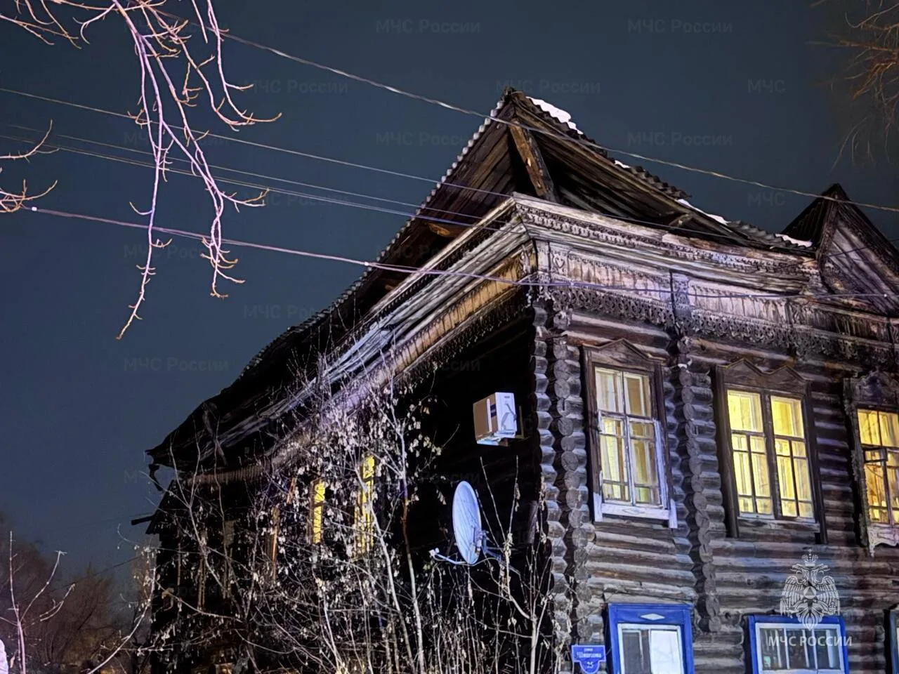 Часть крыши деревянного жилого дома обрушилась в Томске
