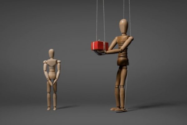 Россиян предупреждают о вербовщиках, толкающих на взрывы и поджоги