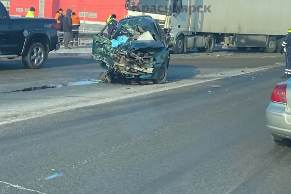 Смертельное ДТП под Красноярском: легковушка столкнулась с фурой