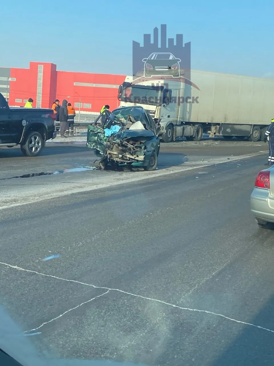 Смертельное ДТП под Красноярском: легковушка столкнулась с фурой