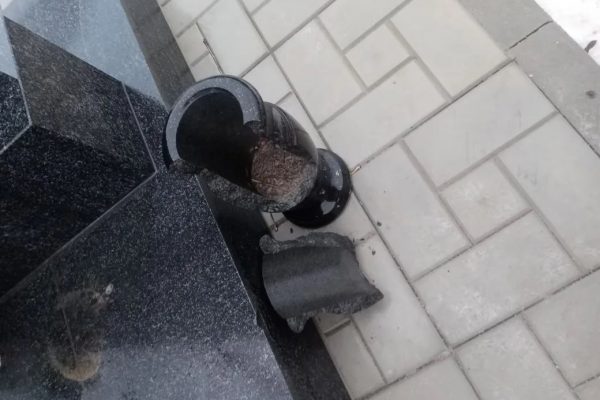 Астраханские вандалы добрались до памятного мемориала