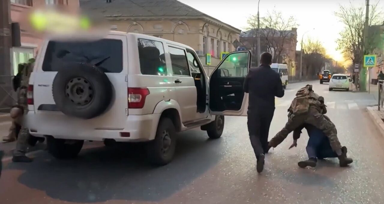 В Астрахани полицейские инсценировали сбыт наркотиков, подставив местного жителя | АРБУЗ