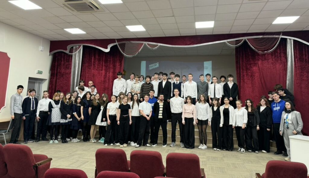 Молодогвардейцы Краснодара вместе с директором «Краснодарских известий» провели профориентационную встречу со школьниками