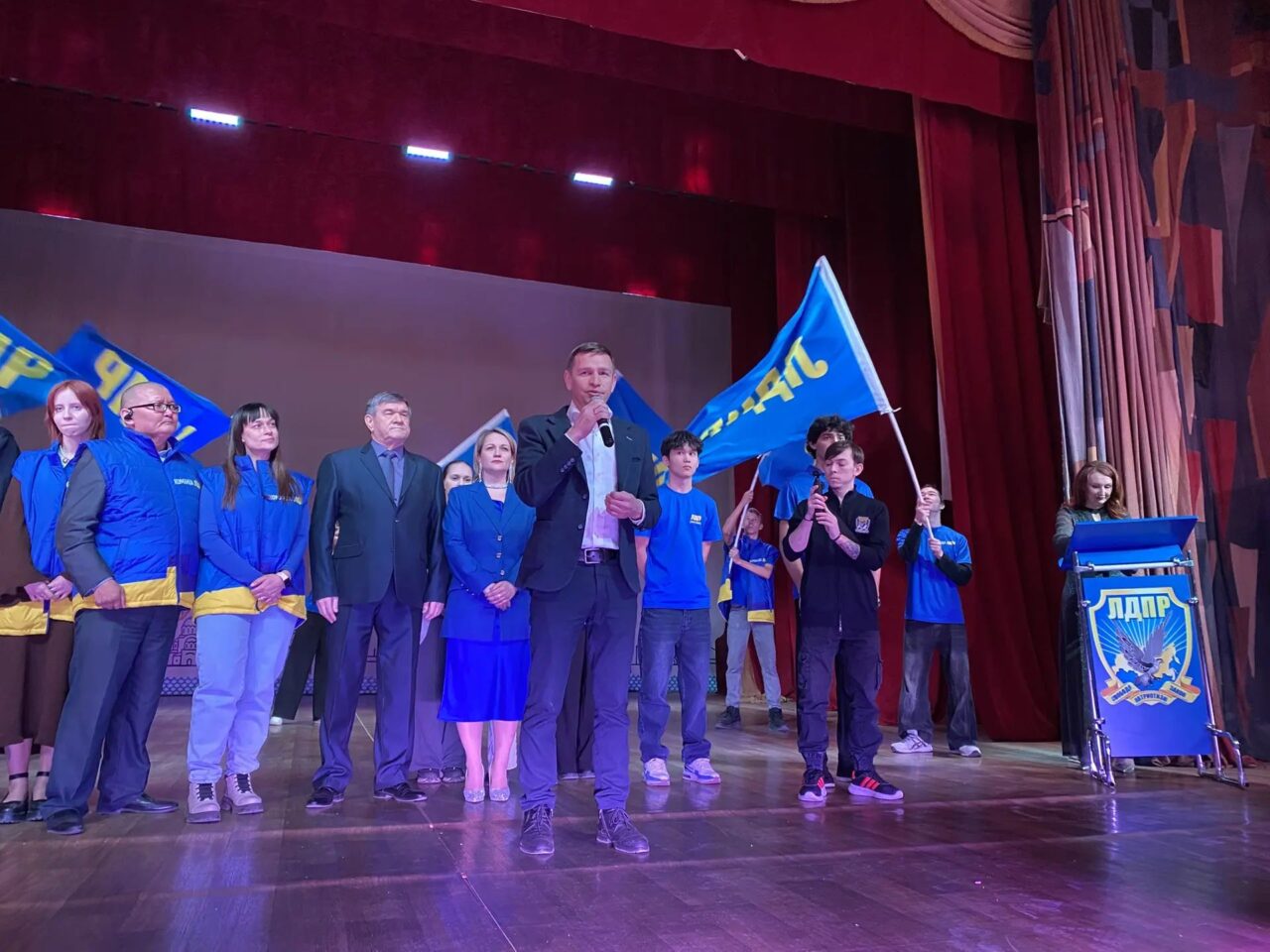 Актив ЛДПР поздравил астраханок с 8 Марта масштабным концертом | АРБУЗ