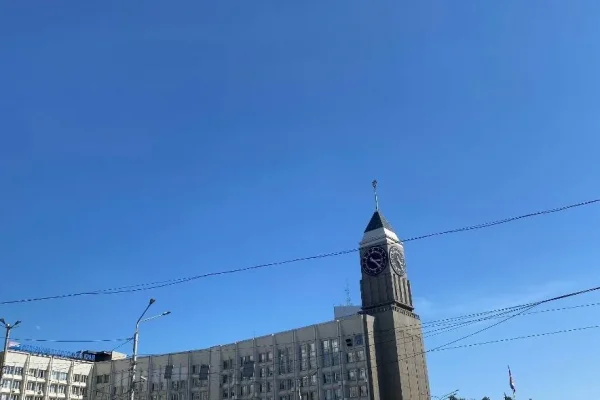 Главные часы Красноярска исполнят «Королеву красоты» в честь 8 Марта