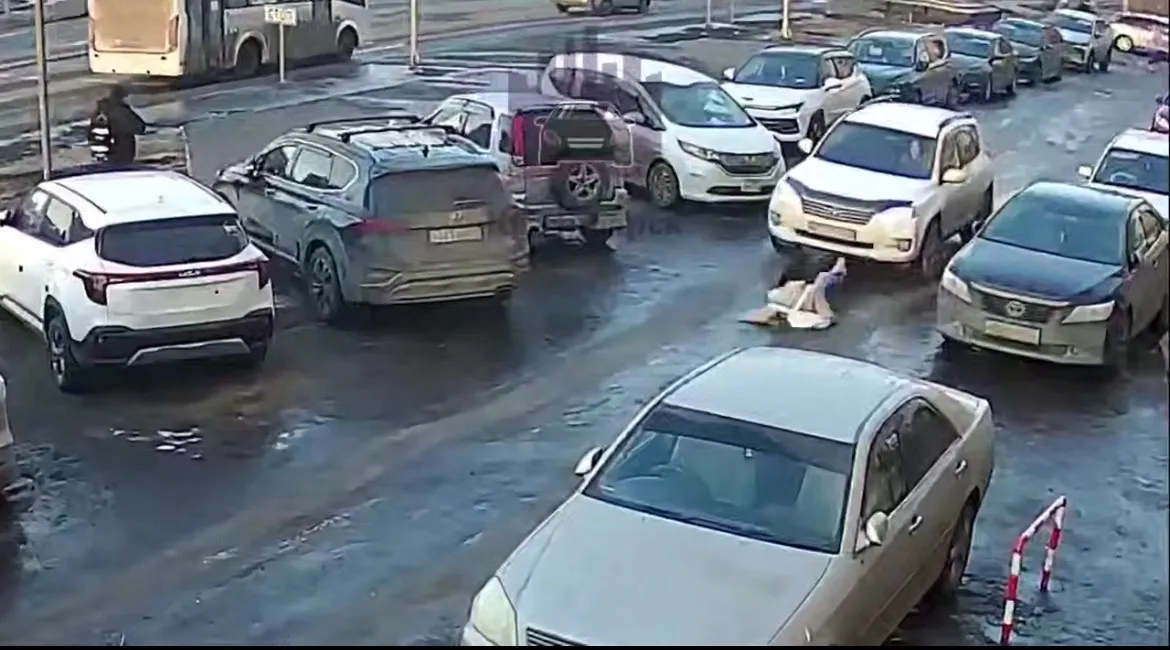 Попавшим под автомобиль пешеходом в Красноярске оказалась 13-летняя школьница