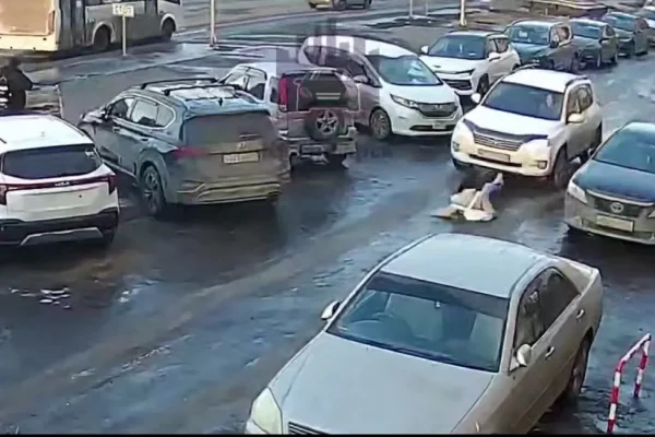 В Красноярске девушка упала под колеса автомобиля на Судостроительной