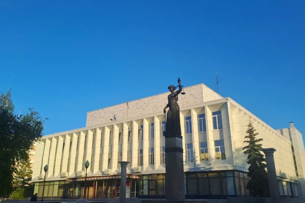 В Красноярске владельца сети стоматологий будут судить за систематическое насилие над женой