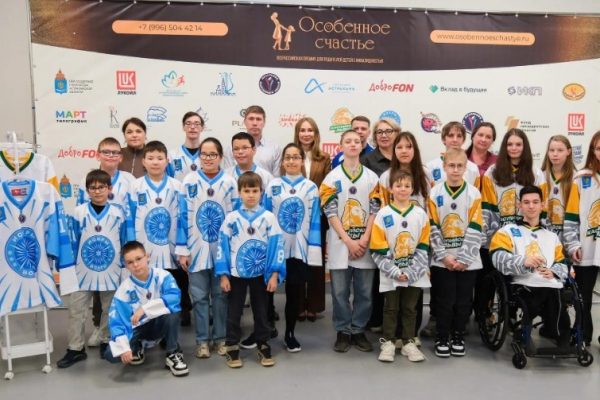 Юным астраханским хоккеистам подарили спортивную форму