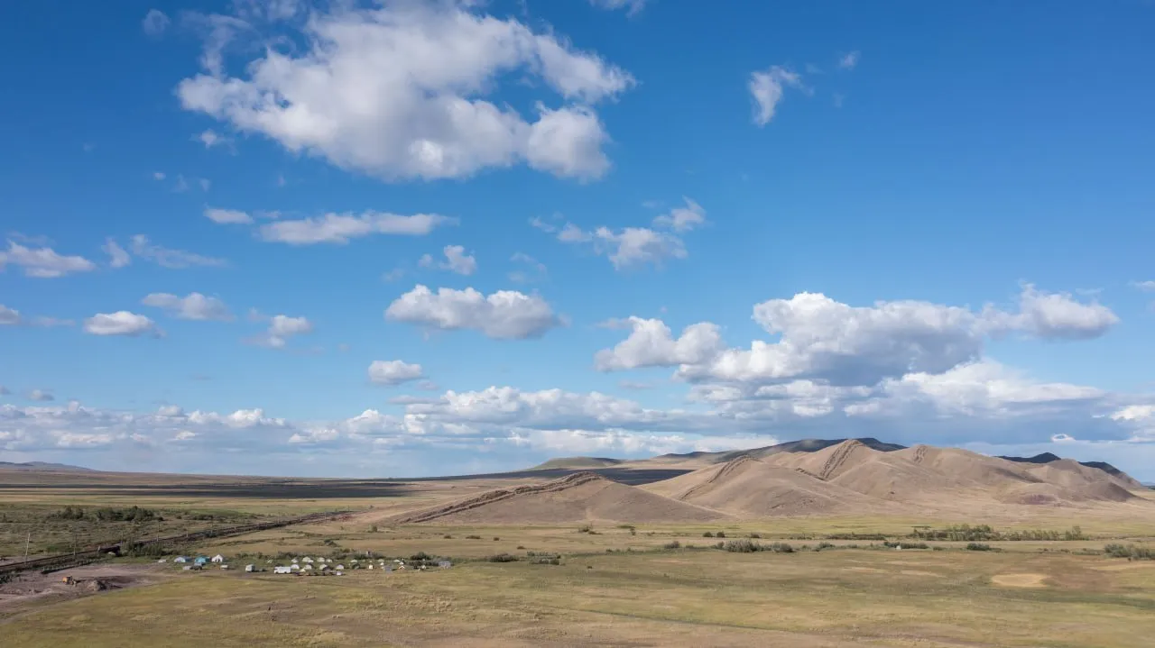 Каменные плиты с изображениями сцен охоты нашли в древних погребениях Хакасии