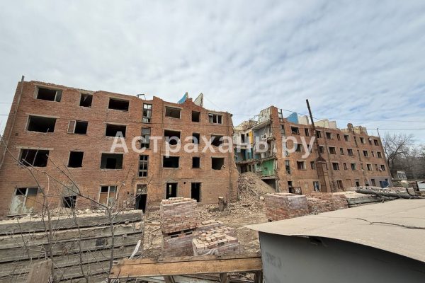 В Астрахани активно разбирают обрушившееся общежитие на Ляхова