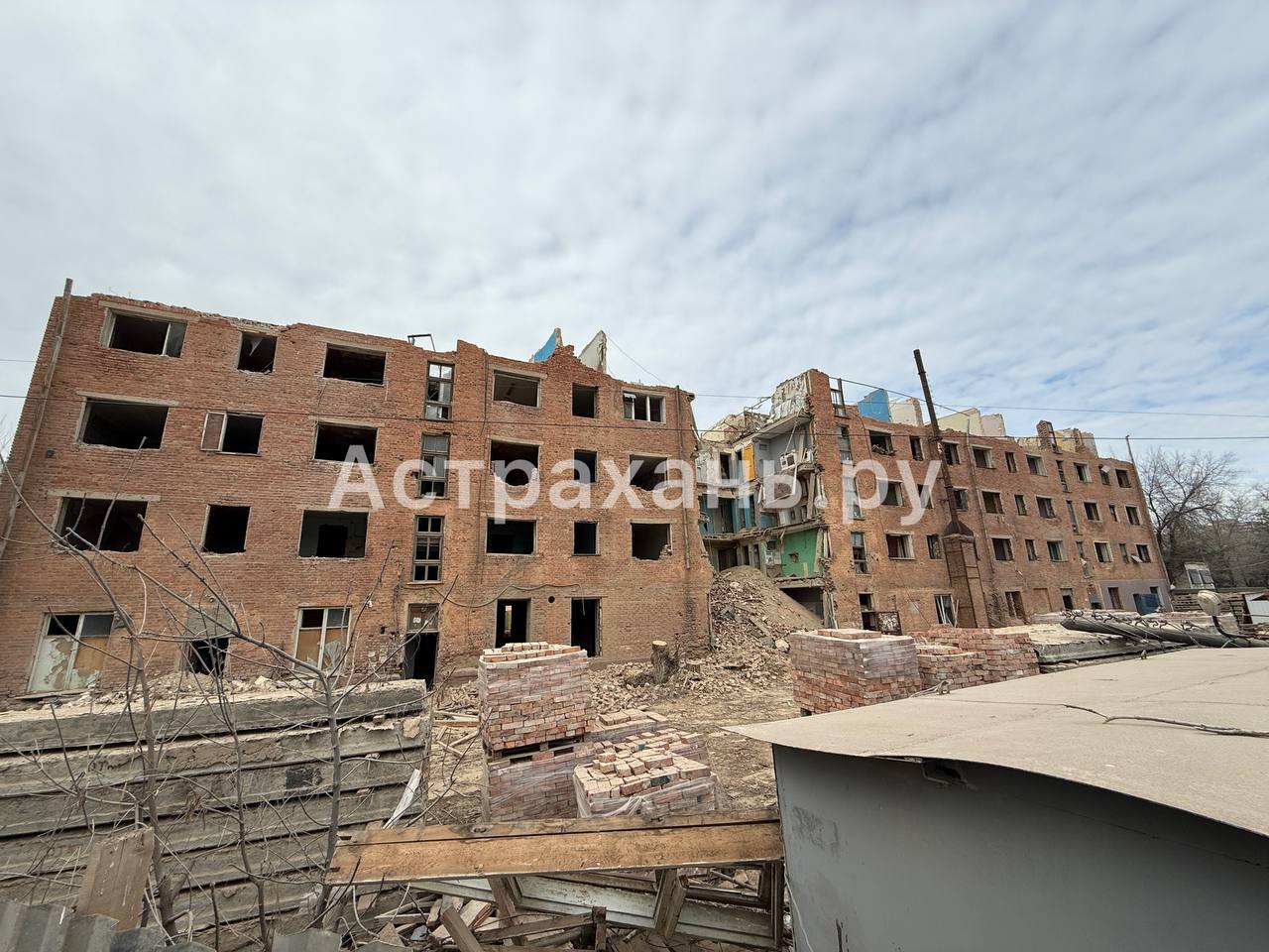 В Астрахани активно разбирают обрушившееся общежитие на Ляхова