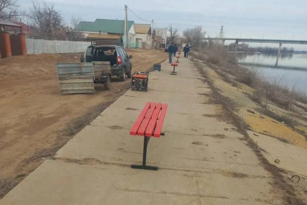 Благоустройство по-астрахански: новые лавочки и тротуар удивили жителей Володарского
