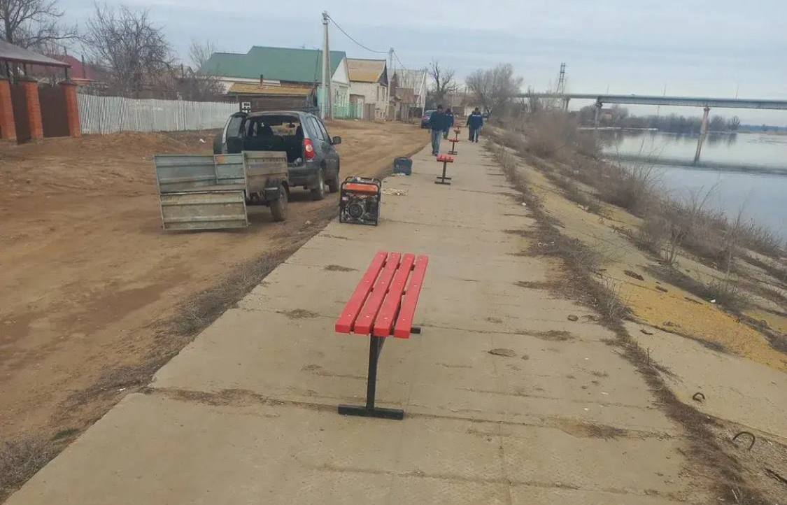 Благоустройство по-астрахански: новые лавочки и тротуар удивили жителей Володарского