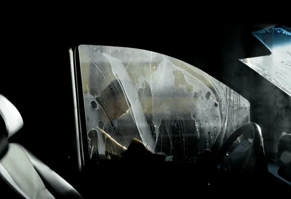 Работник красноярской автомойки украл кредитки клиента 58 тысяч рублей