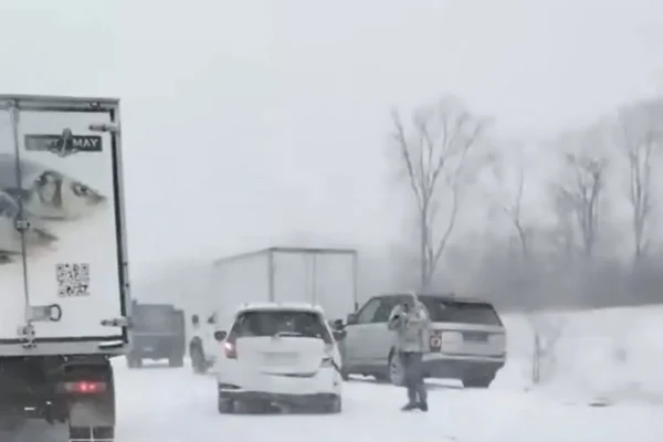 Под Уссурийском в массовом ДТП столкнулись 25 автомобилей