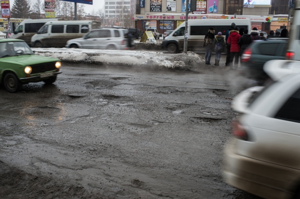 «Яма на яме»: Красноярск утопает в выбоинах после зимы. Разбираемся, почему