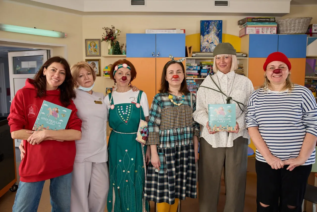 В Красноярске прошли «Чуткие чтения» первой книги, написанной больничными клоунами и детьми с онкологией