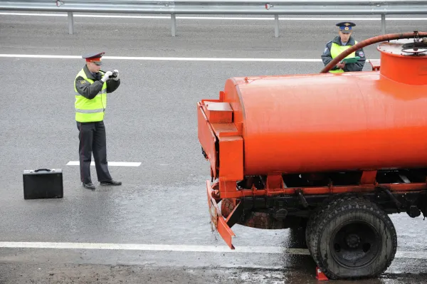 Разлив топлива произошел на трассе в Туве после опрокидывания бензовоза