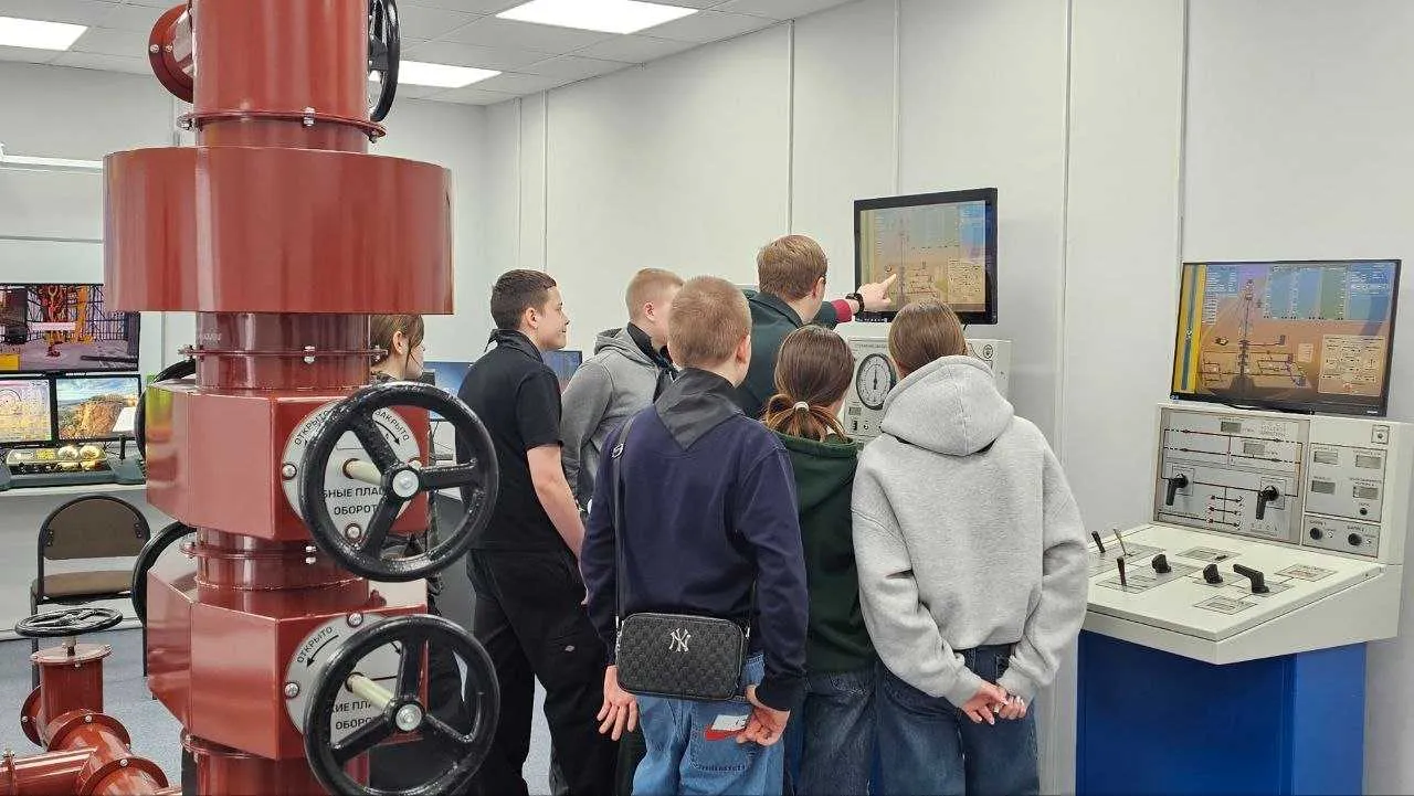 На Ачинском НПЗ прошла профориентационная экскурсия в рамках федерального проекта «Больше чем работа»