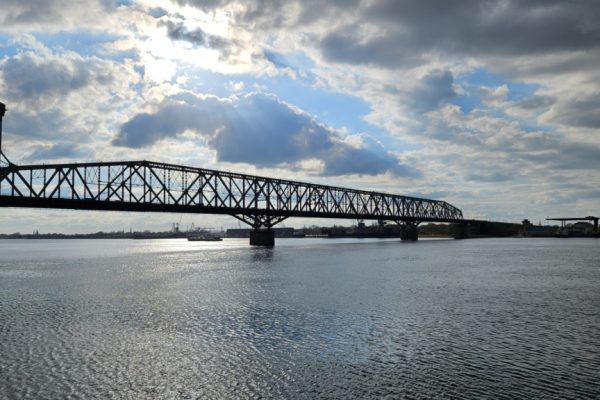 В Астрахани на весь день закроют Старый мост: как изменятся маршруты общественного транспорта