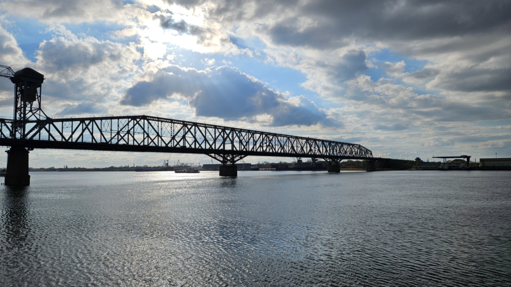 В Астрахани на весь день закроют Старый мост: как изменятся маршруты общественного транспорта