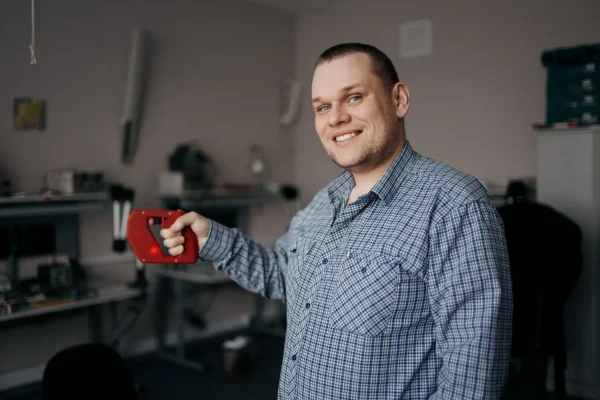 Сибирские ученые создали устройство для незрячих, которое видит препятствия на расстоянии и работает в любую погоду