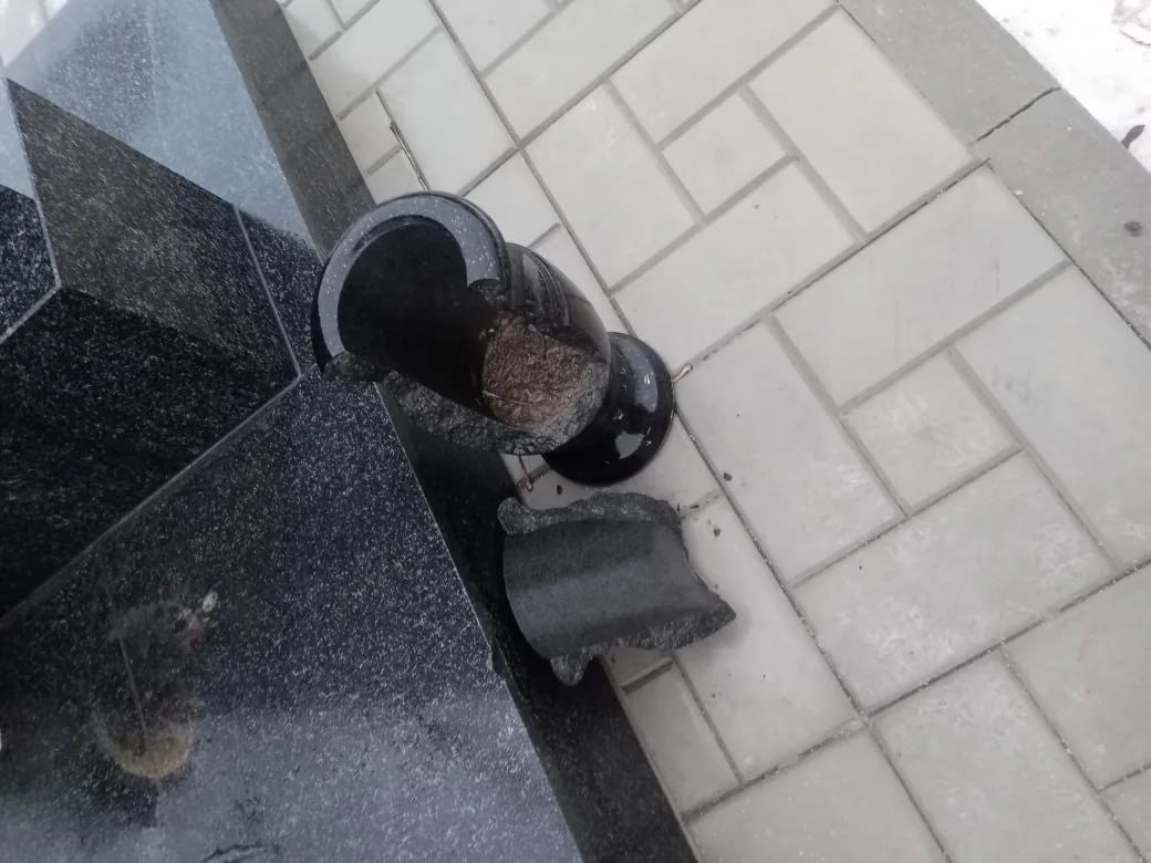 Вандалы осквернили мемориальный парк в Астраханской области - PRO Астрахань