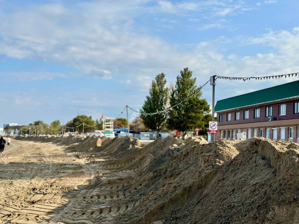 Глава Анапы: загрязненный мазутом песок на пляжах полностью заменят за 3 месяца