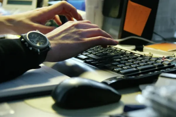 В Красноярском крае бывший помощник бизнесмена использовал копию электронной подписи, чтобы помогать конкуренту выигрывать торги