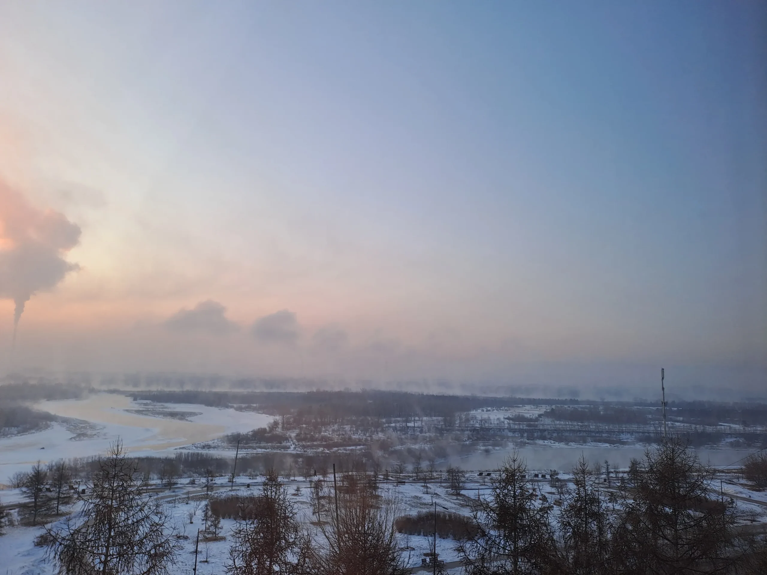 Сильный ветер до 23 м/с ждет красноярцев 11 марта