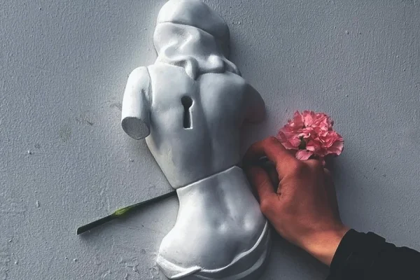 Омскому художнику грозит уголовное дело за горельеф о женской красоте, который он установил без разрешения