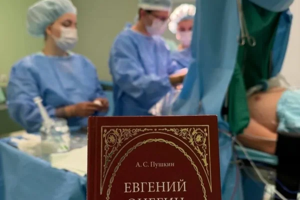 Красноярские нейрохирурги удалили пациенту опухоль мозга, пока он читал «Евгения Онегина»