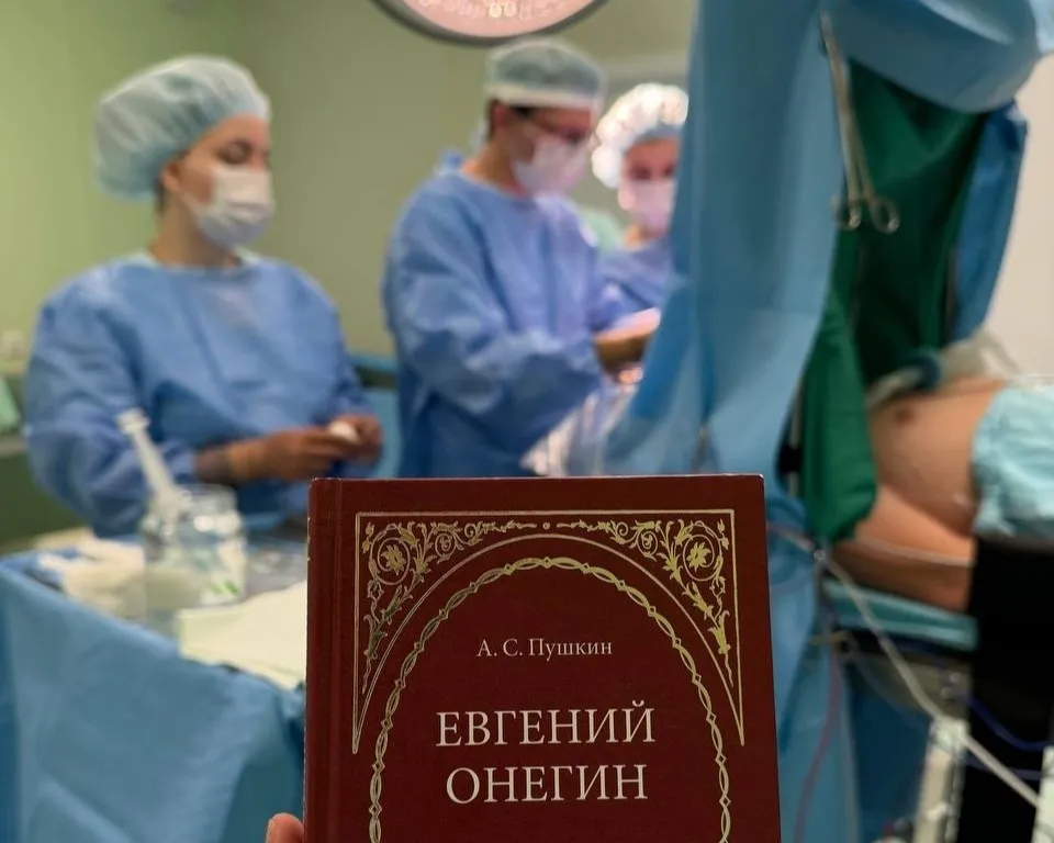 Красноярские нейрохирурги удалили пациенту опухоль мозга, пока он читал «Евгения Онегина»