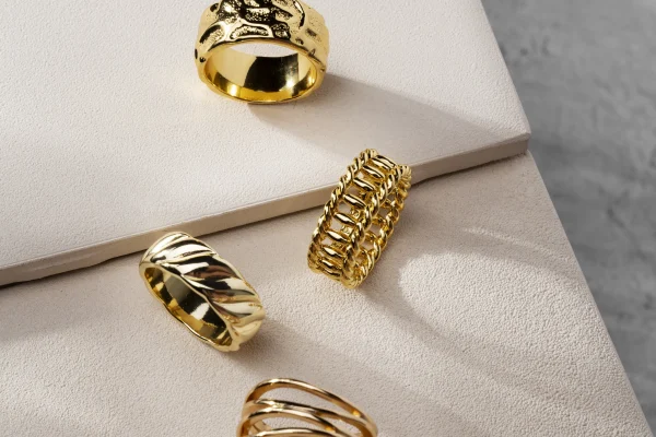 В Красноярском крае бывшая сотрудница ломбарда украла золото клиентов и продала его через интернет