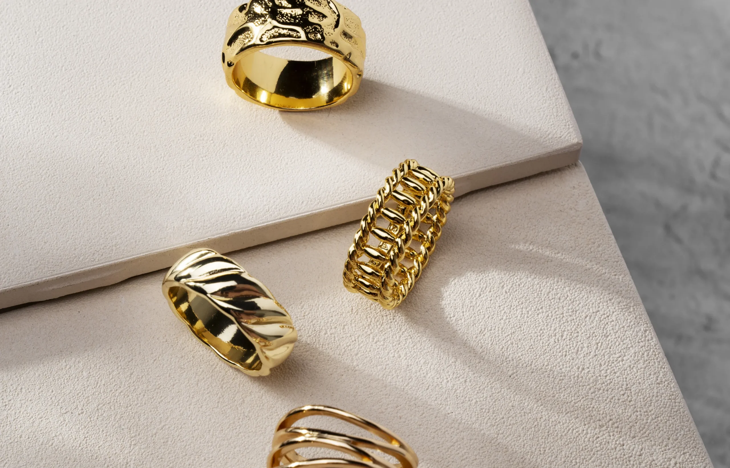 В Красноярском крае бывшая сотрудница ломбарда украла золото клиентов и продала его через интернет