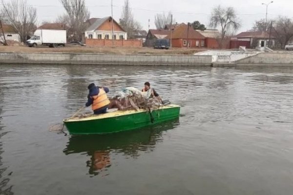 В Астрахани водоёмы очищают от мусора после зимы