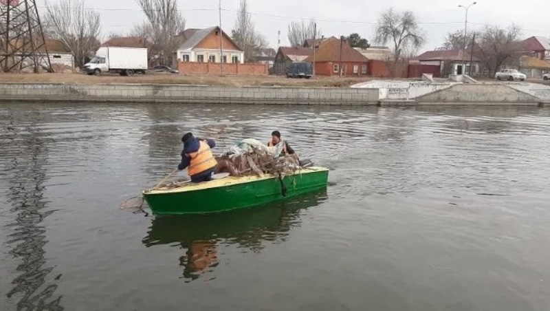 В Астрахани водоёмы очищают от мусора после зимы