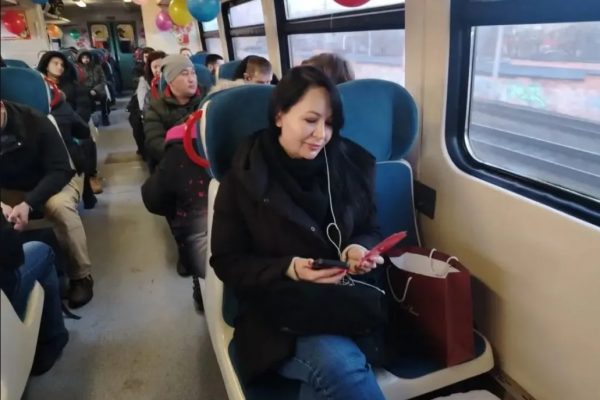 Празднично украшенный пригородный поезд курсирует в Астраханской области | АРБУЗ