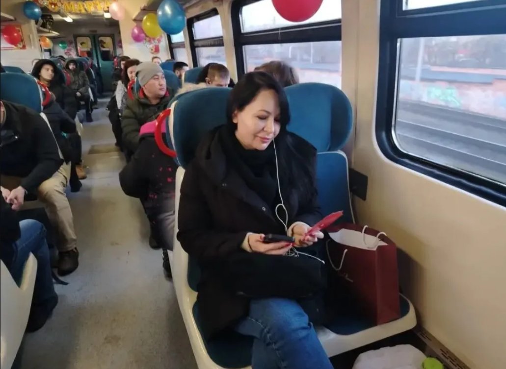 Празднично украшенный пригородный поезд курсирует в Астраханской области | АРБУЗ