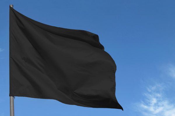 Чёрный траурный флаг водружают над мечетью в иранском Мешхеде