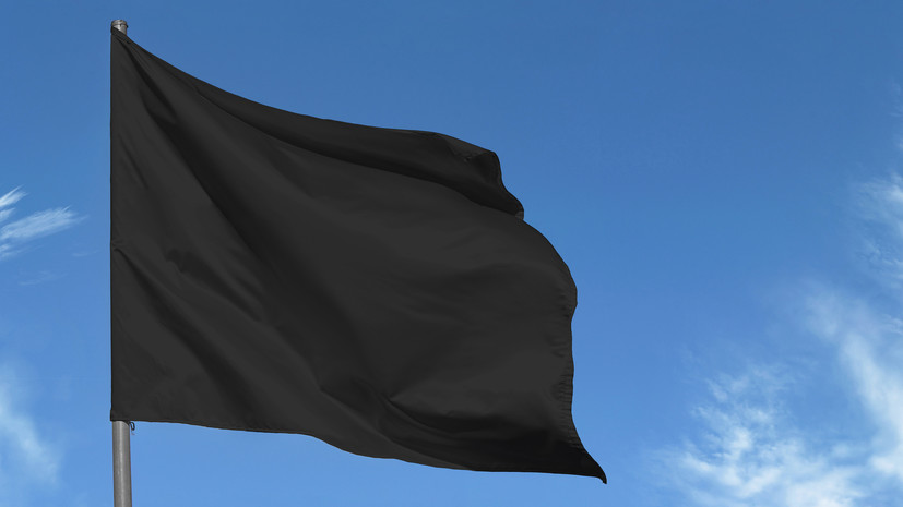 Чёрный траурный флаг водружают над мечетью в иранском Мешхеде